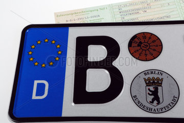 Berlin  Deutschland  Autokennzeichen und Zulassungsbescheinigung
