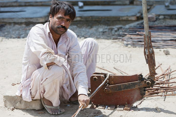 Thatta  Pakistan  Behinderte arbeiten in einer Werkstatt