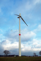 Heidenau  Deutschland  stillgelegtes Windkraftrad mit abgebrochenem Rotorenblatt