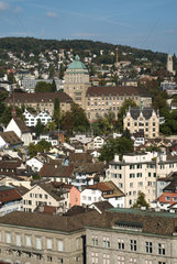 Zuerich  Schweiz  Blick ueber den Limmat auf die Altstadt und die Universitaet Zuerich