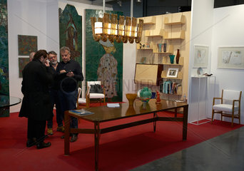 Mailand  Italien  Besucher auf der Kunstmesse MiArt