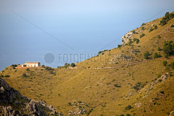Santuari de Lluc  Mallorca  Spanien  Blick auf ein Haus im Tramuntanagebirge