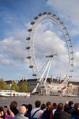 London  Grossbritannien  Touristen fahren am Riesenrad London Eye vorbei