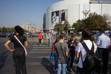 Bukarest  Rumaenien  Passanten vor dem Unirea Shopping Center