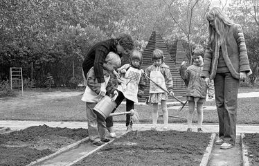 Berlin  DDR  Vorschulkinder und Lehrer bei der Gartenarbeit im Schulgarten