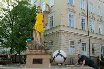 Lemberg  Ukraine  der Amphitrite-Brunnen verkleidet als Fussballfan