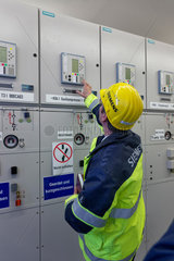 Ludwigsfelde  Deutschland  Siemens-Techniker in der Elektroschaltwarte des Clean Energy Center