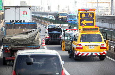 Tokio  Japan  Stau aufgrund eines Autounfalls auf einer Schnellstrasse