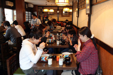 Kamakura  Japan  Menschen in einem Restaurant
