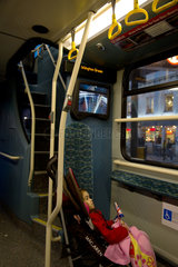 London  Grossbritannien  Kleinkind im Kinderwagen in einem Linienbus