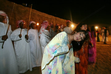 Dubai  Maenner und Frauen bei der Arabischen Nacht