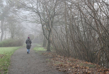 Berlin  Deutschland  Frau macht einen Spaziergang bei Nebel