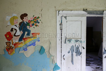 Gross Doelln  Deutschland  Wandgemaelde in einem Schulgebaeude des Flugplatz Templin