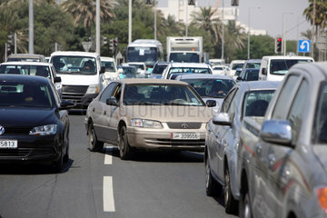 Doha  Katar  Autofahrer wechselt in einem Stau die Fahrspur