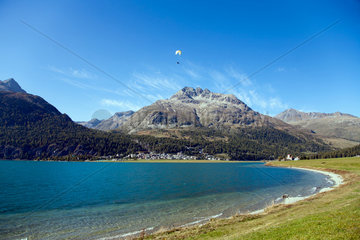 Surlej  Schweiz  Silvaplanersee im Oberengadin umgeben vom Bernina Gebirge