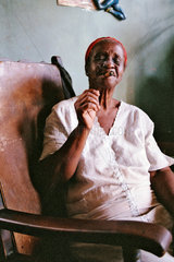 Santiago de Cuba  Kuba  aeltere Frau raucht mit Genuss ihre Zigarre