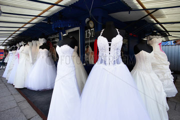 Warschau  Polen  Marktstand fuer Brautkleider auf dem Rozycki-Basar
