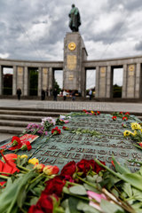 Berlin  Deutschland  Botschaften am Sowjetischen Ehrenmal zum Gedenken an das Ende des 2. Weltkriegs