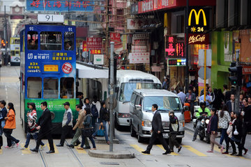 Hong Kong  China  Menschen ueberqueren eine Strasse