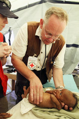 Carrefour  Haiti  Prof. Dr. Joachim Gardemann untersucht ein krankes Kleinkind