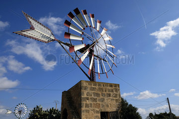 Spanien  Mallorca - Windmuehle auf einem Ackerland nahe der Ortschaft Campos