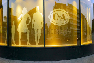 Berlin  Deutschland  Schaufenster von C&A im Einkaufszentrum Tempelhofer Hafen