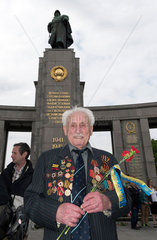 Berlin  Deutschland  Strasse des 17. Juni  Sowjetisches Ehrenmal  70. Jahrestag nach dem Ende des Zweiten Weltkriegs
