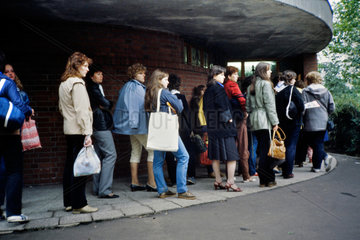 Berlin  DDR  Frauen warten vor einer oeffentlichen Toilette