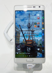 Berlin  Deutschland  Samsung zeigt sein neues Modell des Smartphones Galaxy Note Edge