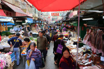 Hong Kong  China  Menschen auf einem Wochenmarkt