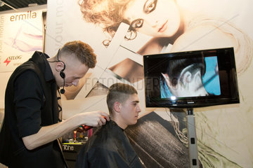 Posen  Polen  Besucher der Messe LOOK / BEAUTY VISION laesst sich die Haare schneiden