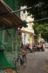Berlin  Deutschland  Besucher im Weincafe in der Friedelstrasse