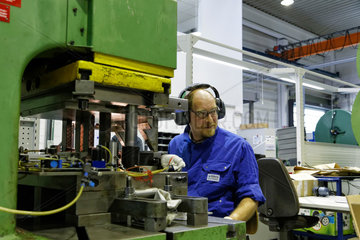 Berlin  Deutschland  Metallfacharbeiter an einer Stanzmaschine der Ahlberg Metalltechnik GmbH