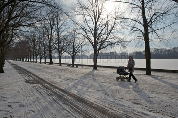 Hannover  Deutschland  Spaziergaengerin im Winter am Maschsee