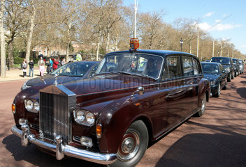 London  Grossbritannien  ein Rolls Royce Phantom V steht in einem Londoner Stau