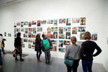 London  Grossbritannien  Touristen besuchen die Fotoausstellung in der Tate Gallery of Modern Art