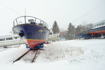 Lippen  Tschechien  aufgebockte Boote und Fahrgastschiffe am Stausee Lipno