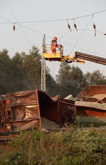 Hosena  Deutschland  Eisenbahnunglueck in Brandenburg  Arbeiter entfernen die Oberleitung