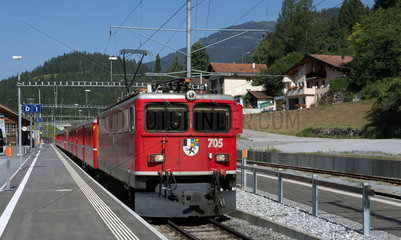 Tiefencastel  Schweiz  ein Zug der Rhaetischen Bahn verlaesst den Bahnhof