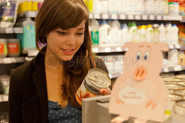 Berlin  Deutschland  junge Frau im Supermarkt Veganz
