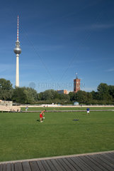 Berlin  Deutschland  Besucher auf der Rasenflaeche am Schlossplatz