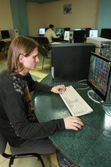 Gomel  Weissrussland  ein Jugendlicher spielt in einem Internet-Cafe ein Computerspiel