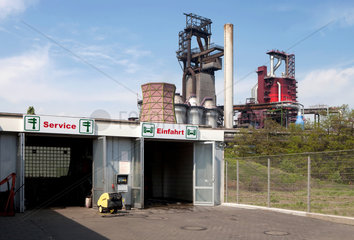 Duisburg  Deutschland  Autoservice vor dem Hochofen 8 der ThyssenKrupp Steel AG