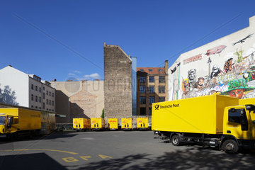 Berlin  Deutschland  Fahrzeuge der Deutschen Post AG auf einem Parkplatz am Geleisdreieck