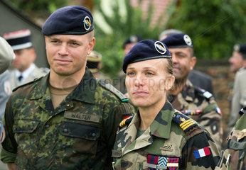 Breisach am Rhein  Deutschland  ein Bundeswehrsoldat und eine franzoesische Soldatin