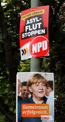 Berlin  Deutschland  Wahlplakate der NPD und CDU zur Bundestagswahl an einer Strassenlaterne