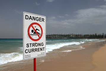 Sydney  Australien  ein Warnschild weist auf die starke Meeresstroemung hin