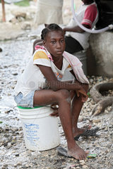 Port-au-Prince  Haiti  Eine junge Frau wartet an einer Wasserstelle auf den Wassertankwagen
