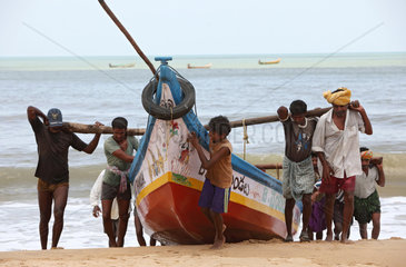 Alikuppam  Indien  ein zurueckkommendes Fischerboot