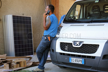 Torre Alfina  Italien  Handwerker telefoniert an seinem Lieferwagen